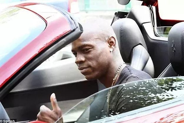 Yeşil sahaların yaramaz çocuğu Balotelli ve çılgınlıkları - Resim: 13