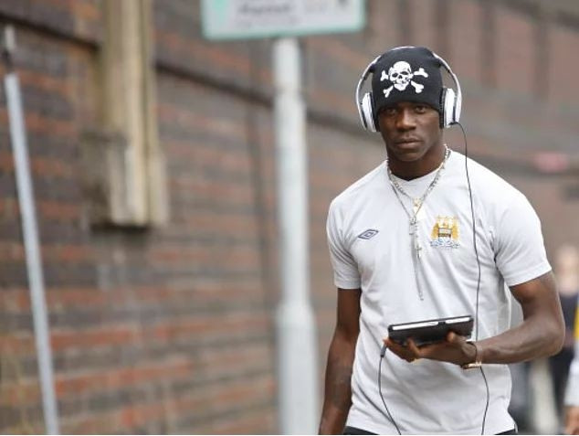 Yeşil sahaların yaramaz çocuğu Balotelli ve çılgınlıkları - Resim: 22