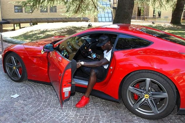 Yeşil sahaların yaramaz çocuğu Balotelli ve çılgınlıkları - Resim: 23