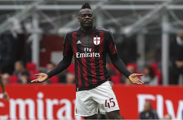 Yeşil sahaların yaramaz çocuğu Balotelli ve çılgınlıkları - Resim: 27