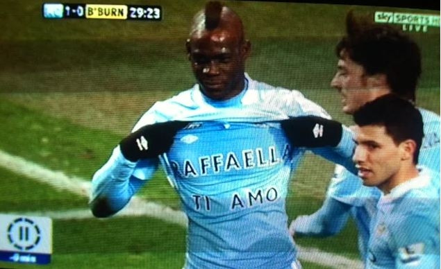 Yeşil sahaların yaramaz çocuğu Balotelli ve çılgınlıkları - Resim: 3