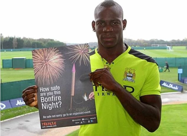 Yeşil sahaların yaramaz çocuğu Balotelli ve çılgınlıkları - Resim: 6