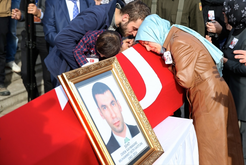 Şehit kaymakam son yolculuğuna uğurlandı - Resim: 10