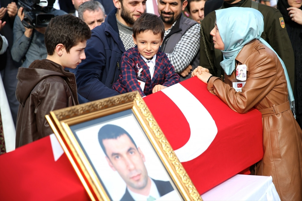 Şehit kaymakam son yolculuğuna uğurlandı - Resim: 11