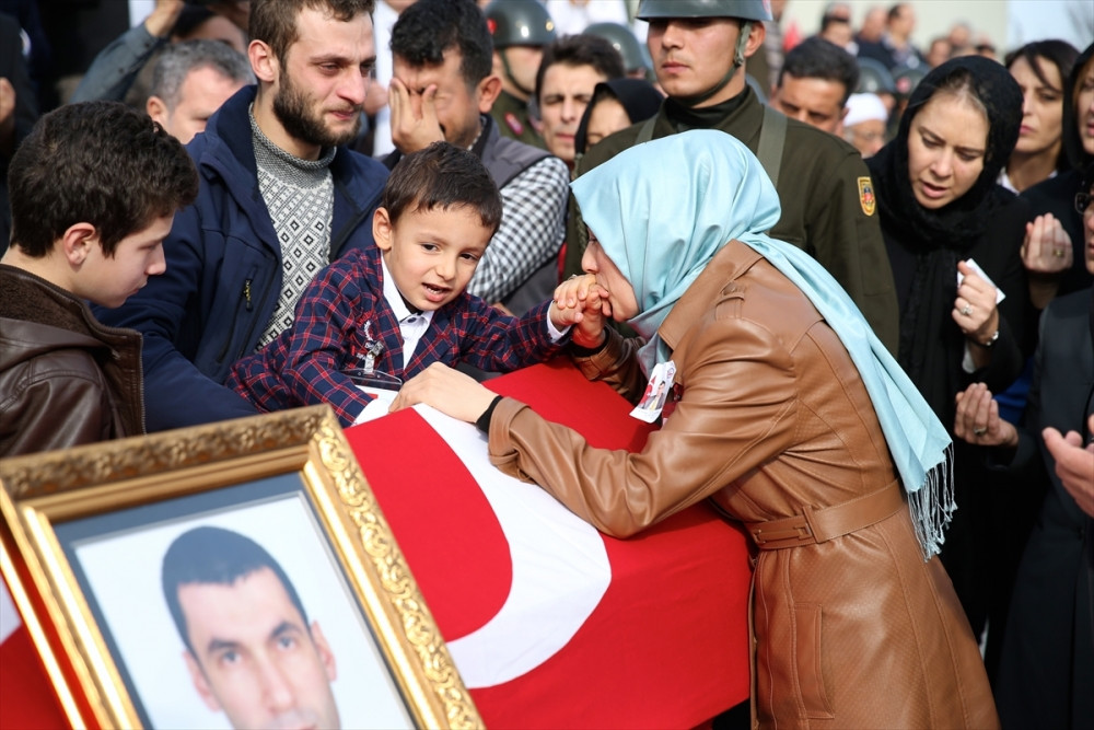 Şehit kaymakam son yolculuğuna uğurlandı - Resim: 12