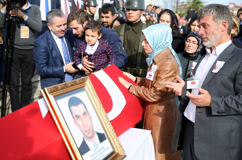 Şehit kaymakam son yolculuğuna uğurlandı - Resim: 14