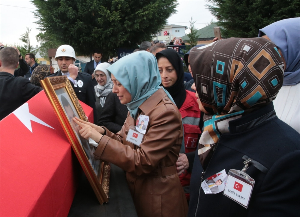 Şehit kaymakam son yolculuğuna uğurlandı - Resim: 15