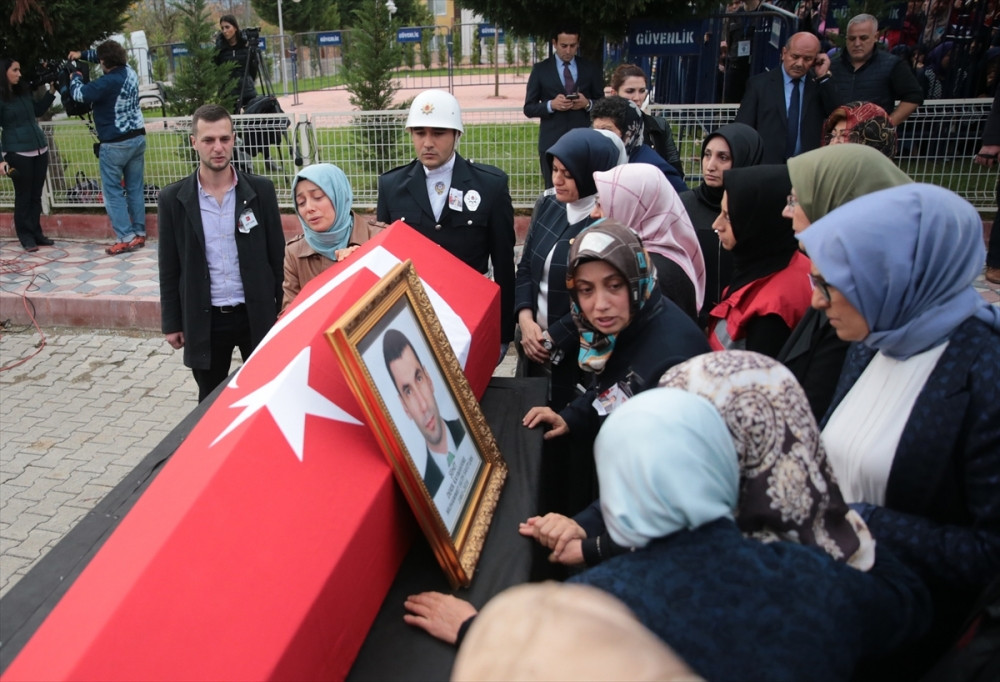 Şehit kaymakam son yolculuğuna uğurlandı - Resim: 16