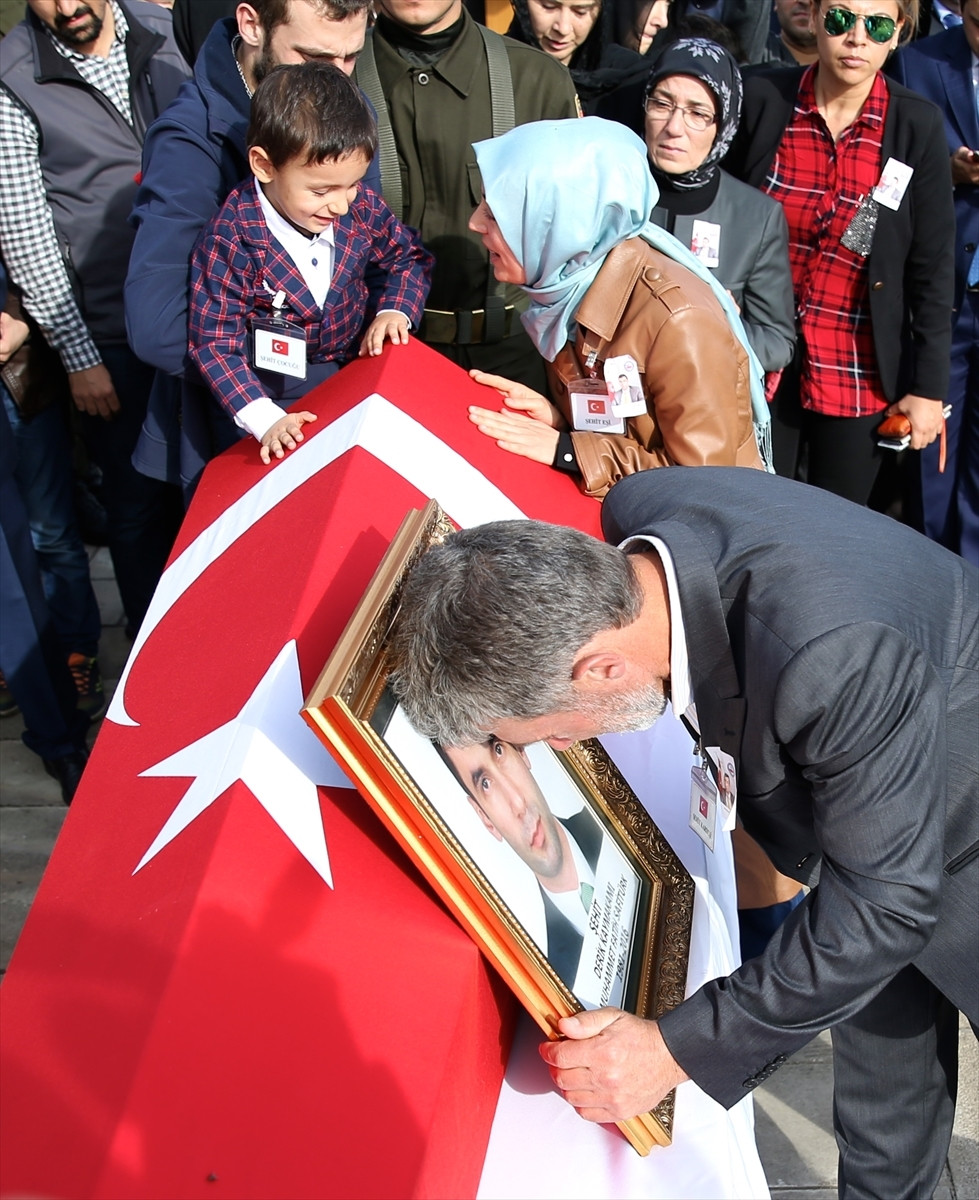 Şehit kaymakam son yolculuğuna uğurlandı - Resim: 19