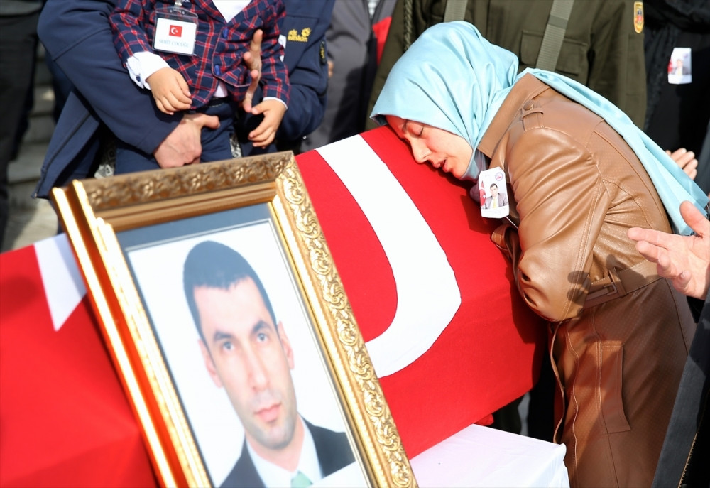 Şehit kaymakam son yolculuğuna uğurlandı - Resim: 9