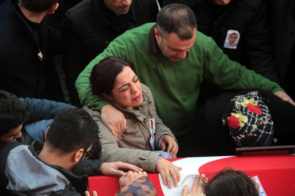 Kahraman polisi onbinler uğurladı - Resim: 1