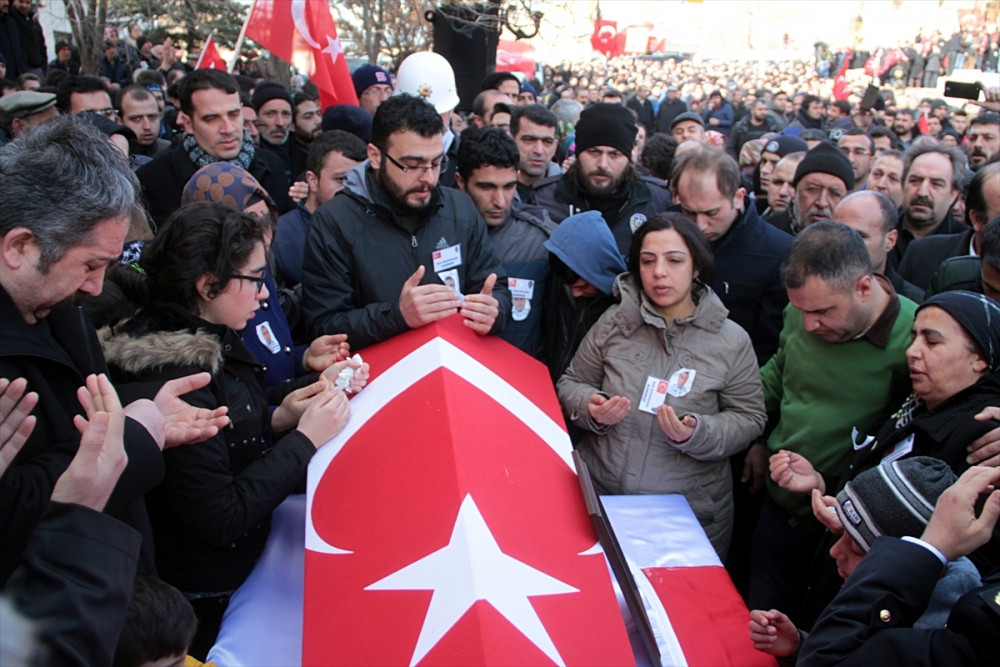 Kahraman polisi onbinler uğurladı - Resim: 10