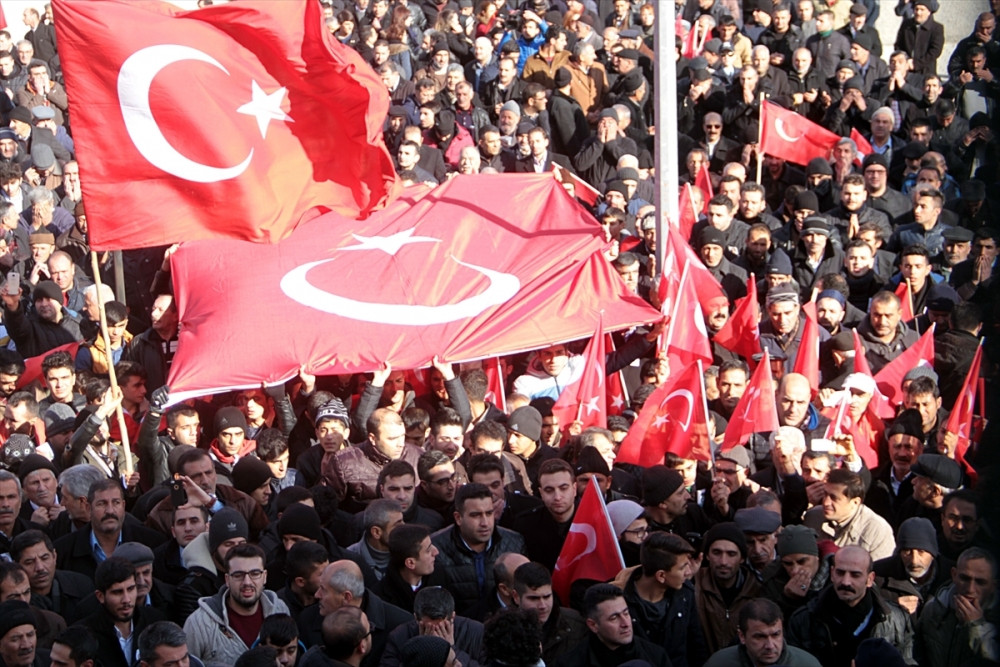 Kahraman polisi onbinler uğurladı - Resim: 11