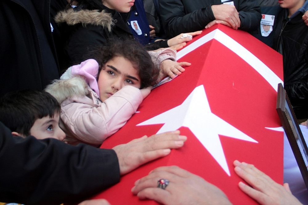 Kahraman polisi onbinler uğurladı - Resim: 2