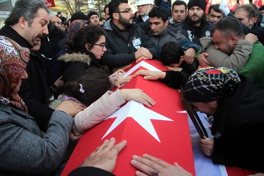 Kahraman polisi onbinler uğurladı - Resim: 3