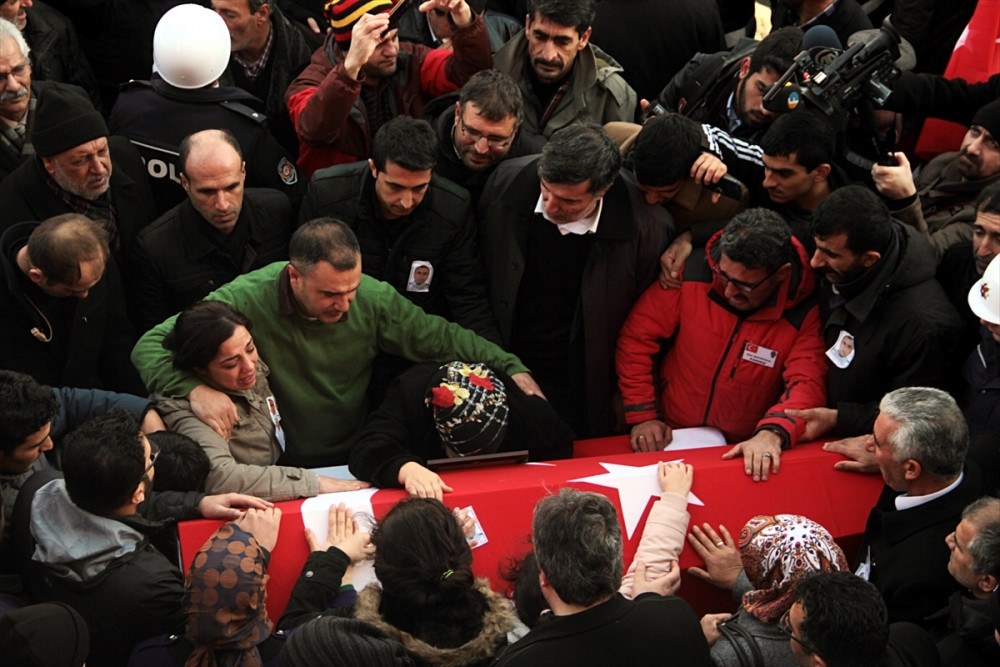 Kahraman polisi onbinler uğurladı - Resim: 4