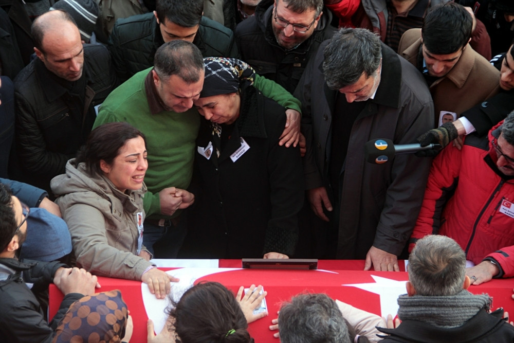 Kahraman polisi onbinler uğurladı - Resim: 5