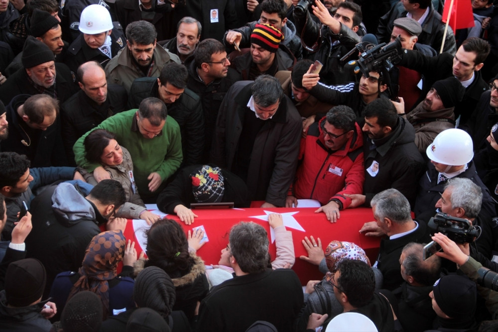 Kahraman polisi onbinler uğurladı - Resim: 6