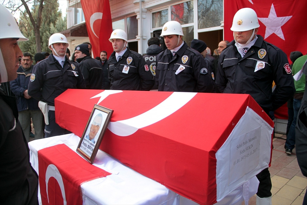 Kahraman polisi onbinler uğurladı - Resim: 7