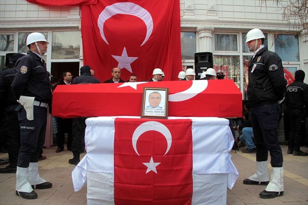 Kahraman polisi onbinler uğurladı - Resim: 8