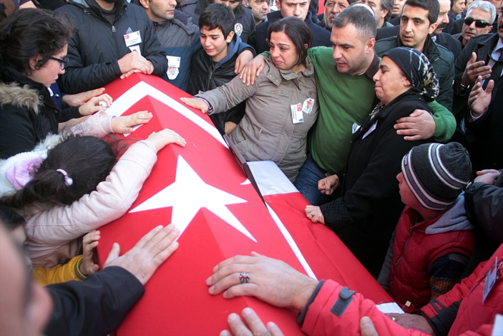 Kahraman polisi onbinler uğurladı - Resim: 9