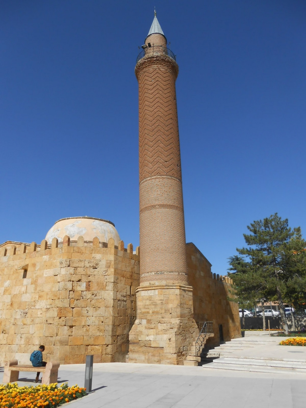 Astronominin doğduğu yer: Cacabey Medresesi - Resim: 3