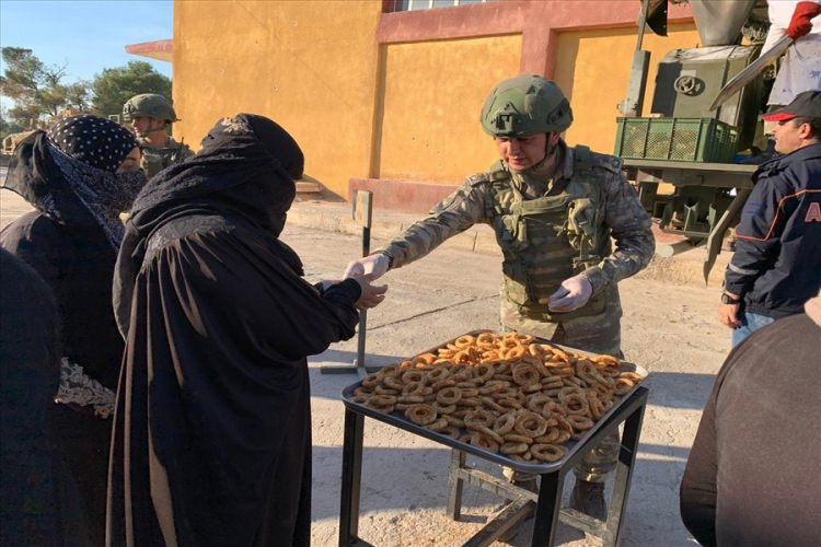 Mehmetçik Barış Pınarı bölgesinde kandil simidi dağıttı - Resim: 4