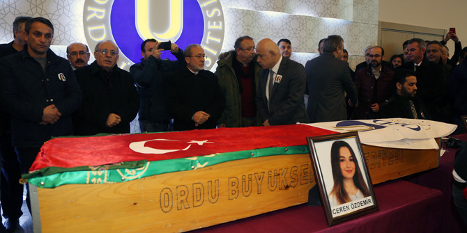 Ceren Özdemir son yolculuğuna uğurlandı! Gözyaşları sel oldu - Resim: 3