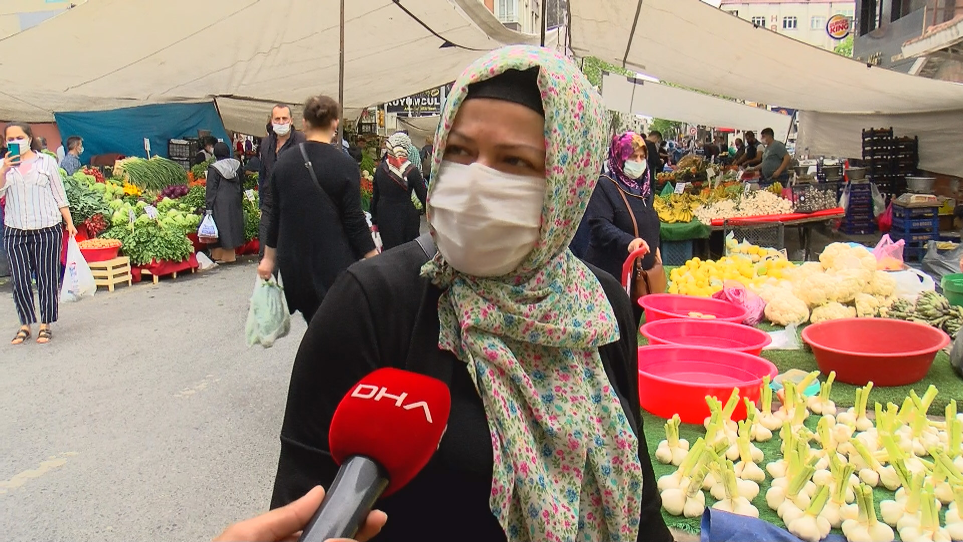 Taze sebze ve meyveyi 10 gündür alamıyorlardı. Korona unutuldu vatandaş tezgahlara akın etti - Resim: 9