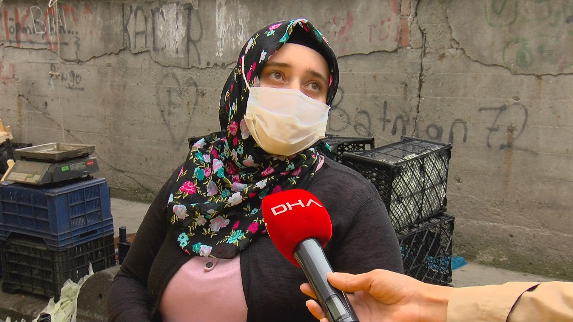 Taze sebze ve meyveyi 10 gündür alamıyorlardı. Korona unutuldu vatandaş tezgahlara akın etti - Resim: 7