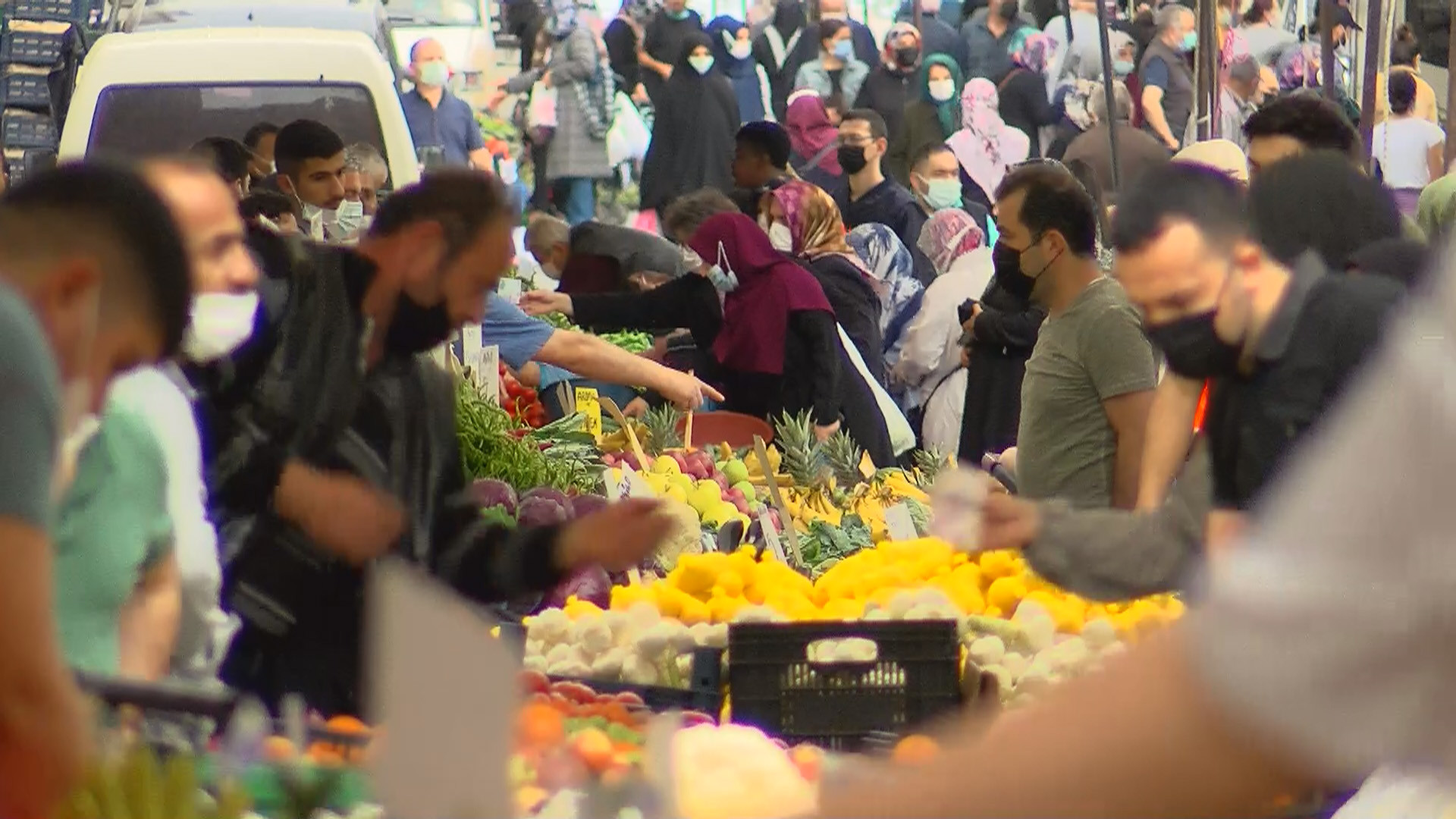 Taze sebze ve meyveyi 10 gündür alamıyorlardı. Korona unutuldu vatandaş tezgahlara akın etti - Resim: 10