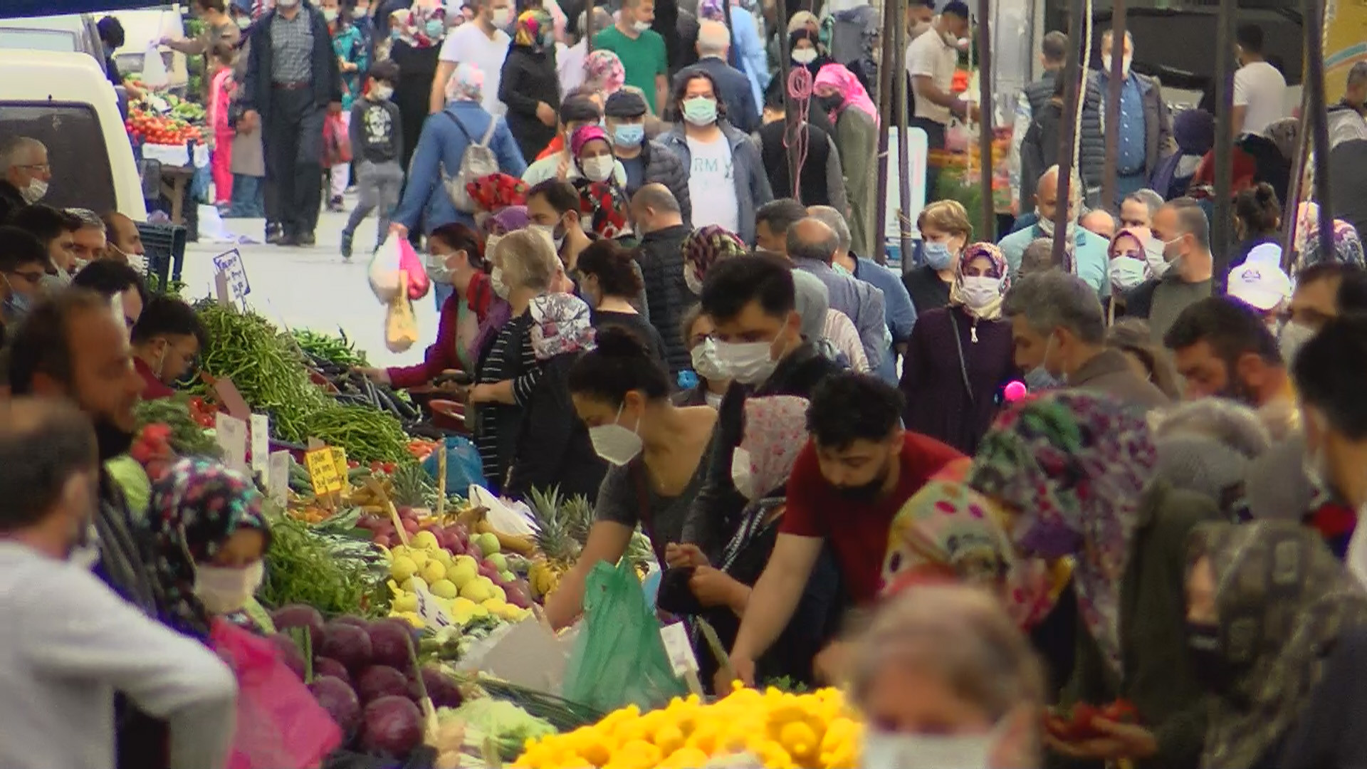 Taze sebze ve meyveyi 10 gündür alamıyorlardı. Korona unutuldu vatandaş tezgahlara akın etti - Resim: 2