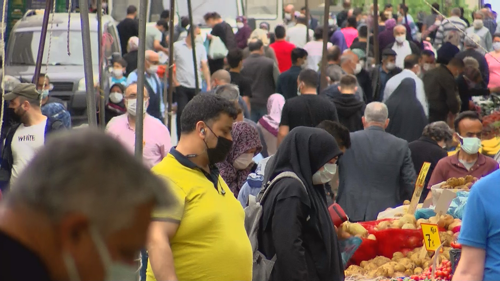 Taze sebze ve meyveyi 10 gündür alamıyorlardı. Korona unutuldu vatandaş tezgahlara akın etti - Resim: 3
