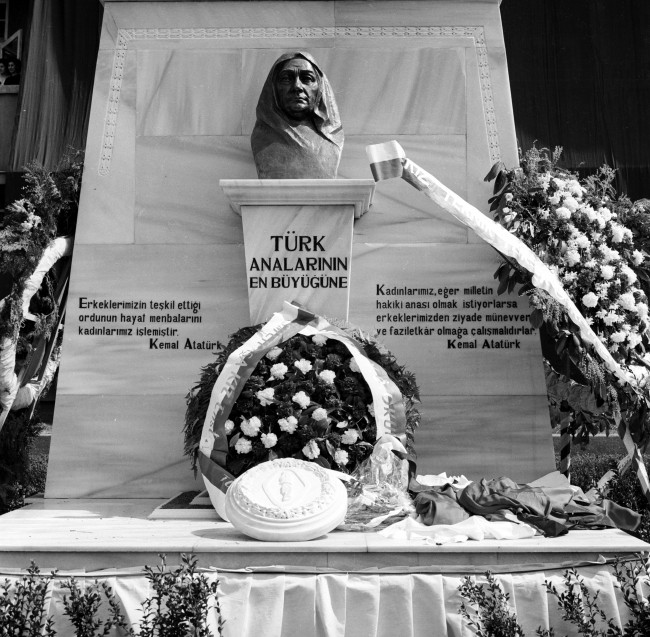 Sen bir evlat yetiştirdin o evlat bir millet yetiştirdi. Atatürk’ümüzün annesi Zübeyde Hanım’ın Anneler Günü kutlu olsun - Resim: 5