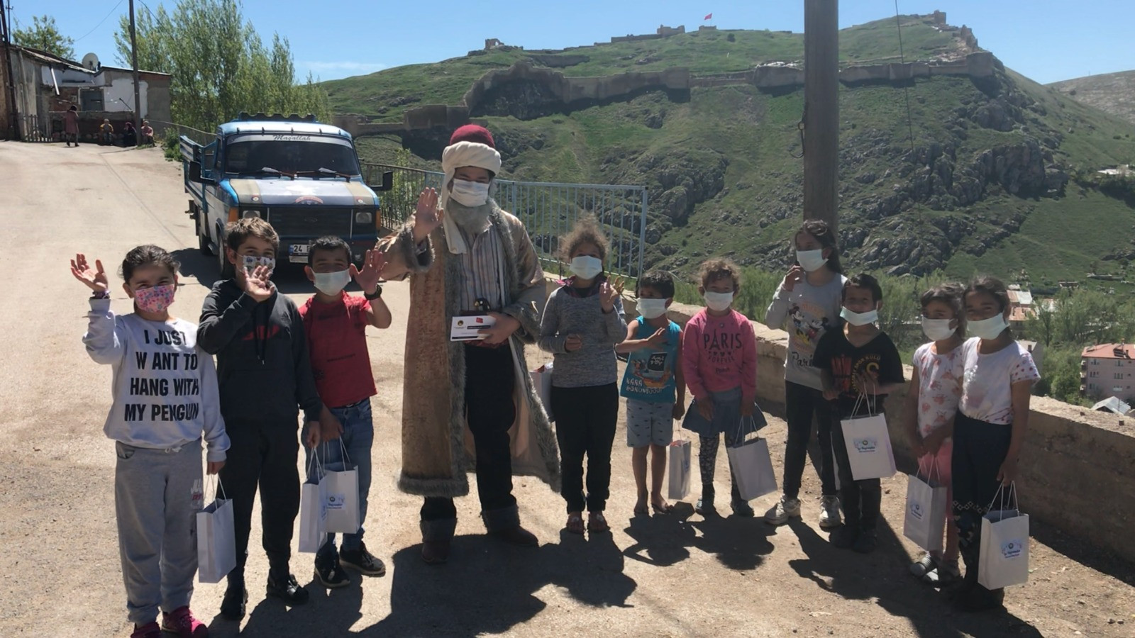 Dede Korkut çocuklara bayram yaptırdı. Sokak sokak dolaşıp şeker ve harçlık dağıttı - Resim: 7