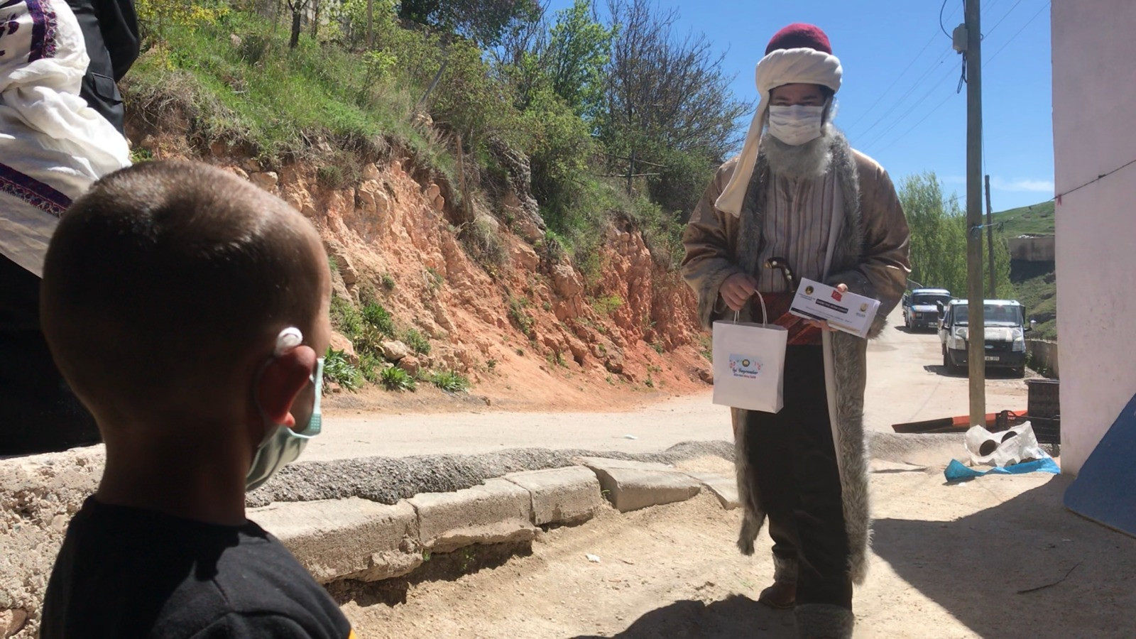 Dede Korkut çocuklara bayram yaptırdı. Sokak sokak dolaşıp şeker ve harçlık dağıttı - Resim: 6