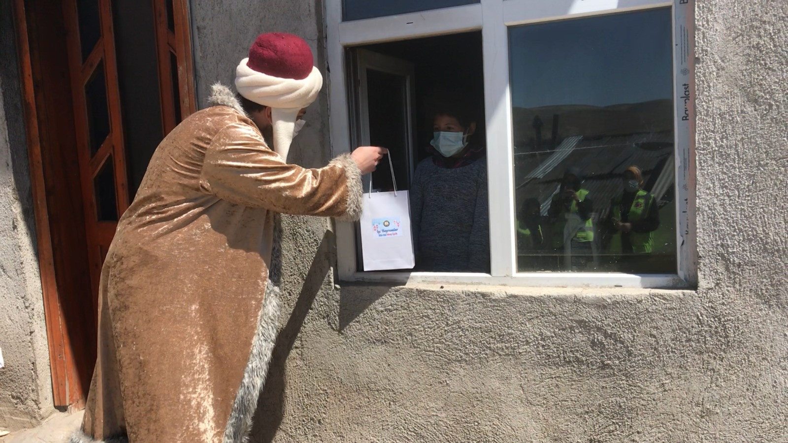 Dede Korkut çocuklara bayram yaptırdı. Sokak sokak dolaşıp şeker ve harçlık dağıttı - Resim: 5