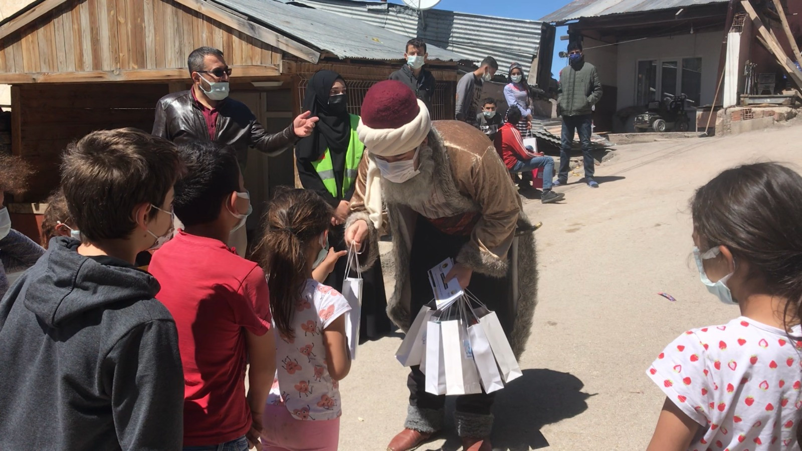 Dede Korkut çocuklara bayram yaptırdı. Sokak sokak dolaşıp şeker ve harçlık dağıttı - Resim: 3