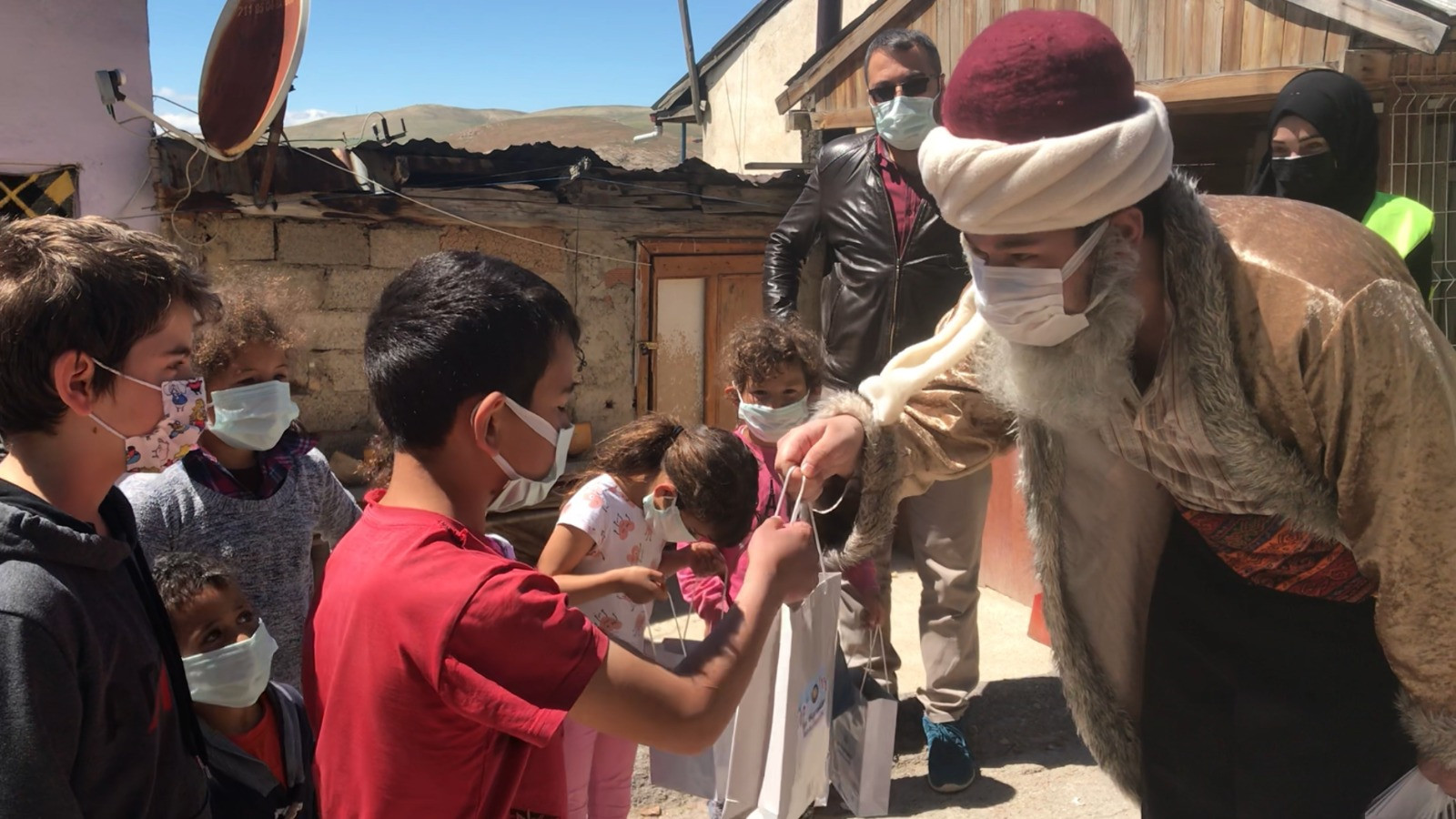 Dede Korkut çocuklara bayram yaptırdı. Sokak sokak dolaşıp şeker ve harçlık dağıttı - Resim: 2