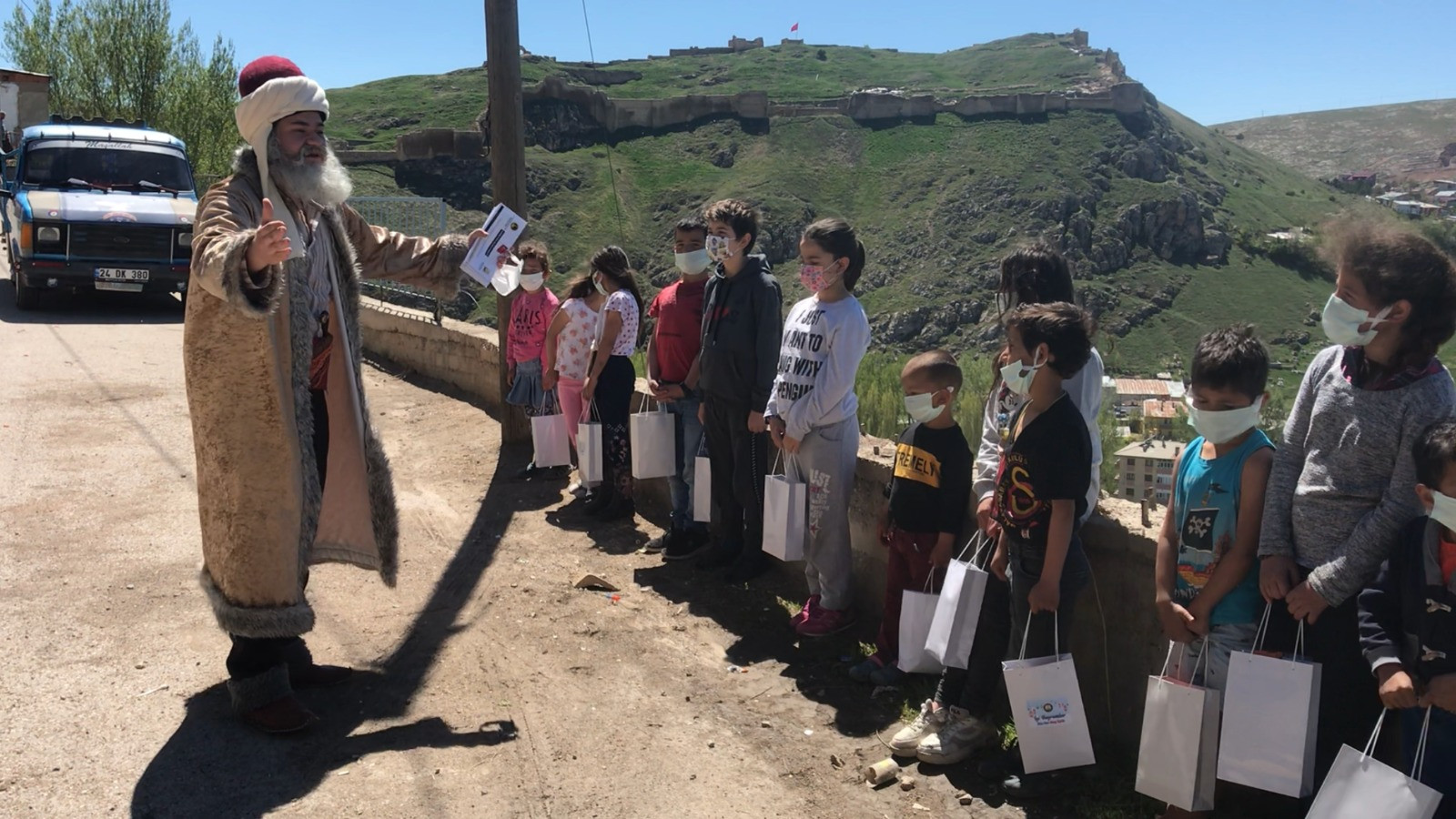 Dede Korkut çocuklara bayram yaptırdı. Sokak sokak dolaşıp şeker ve harçlık dağıttı - Resim: 1