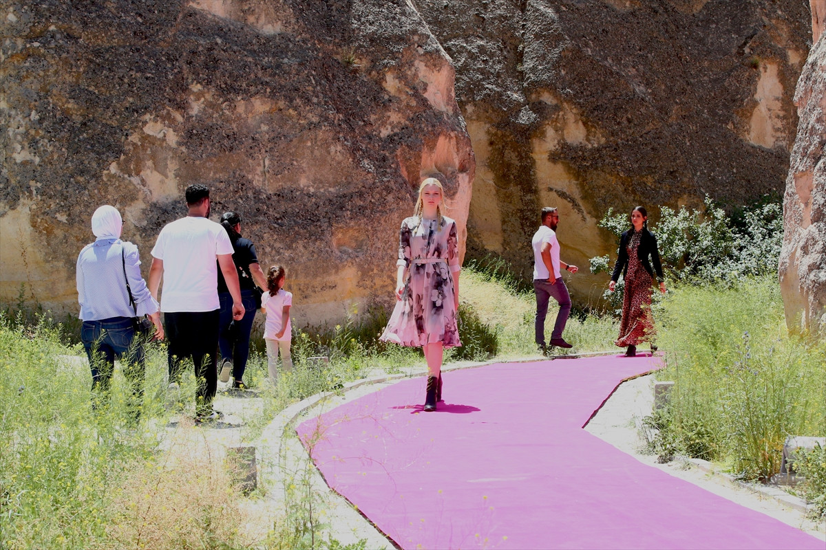 Peribacaları arasında moda defilesi düzenlendi - Resim: 2