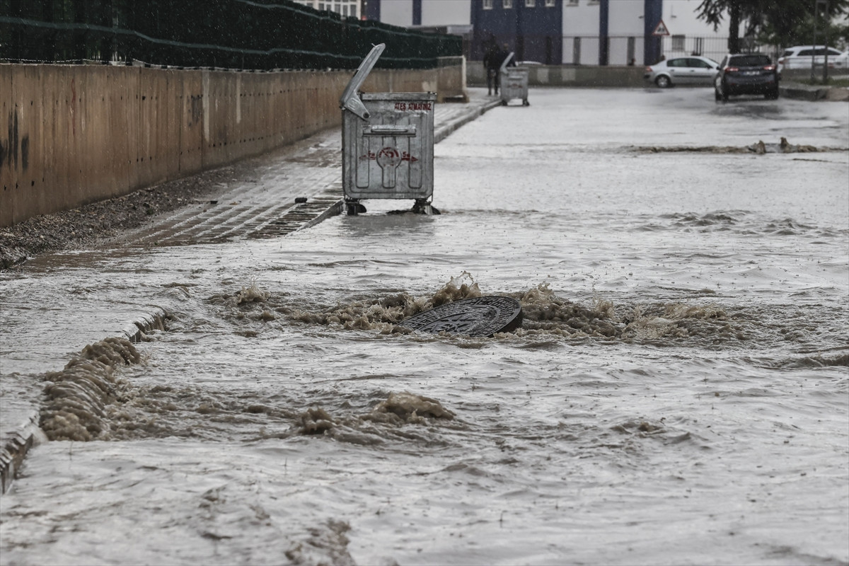 Ankara'yı sel vurdu. Arabalar sürüklendi her şey savruldu - Resim: 13