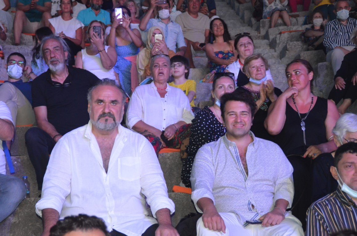 Ünlülerden engelliler yararına konser - Resim: 15