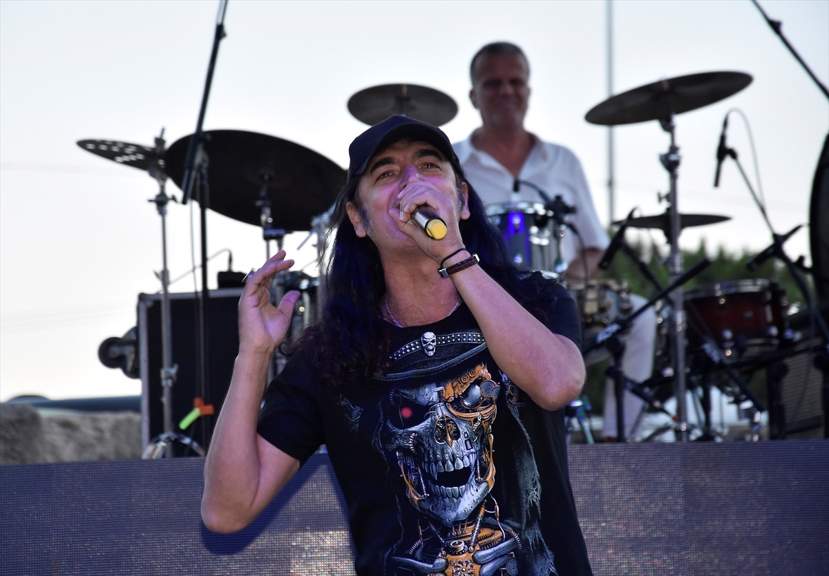 Ünlülerden engelliler yararına konser - Resim: 12