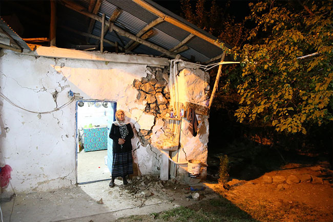 5.2’lik Bingöl depremi korkuttu. Evlerde oluşan hasar gün ağarınca ortaya çıktı - Resim: 11