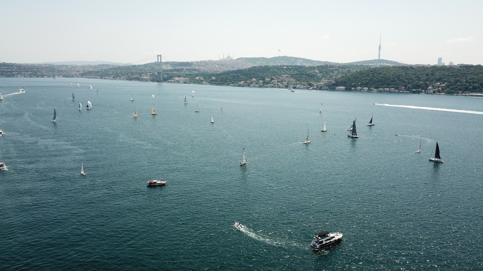 İstanbul Boğazı'nda yelkenli yarışları havadan görüntülendi - Resim: 3