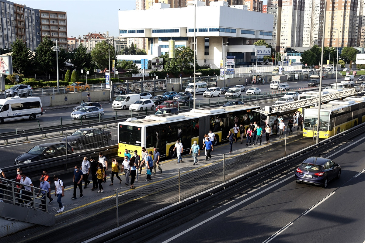 Normalleşmenin ilk gününde toplu taşımada yoğunluk - Resim: 12