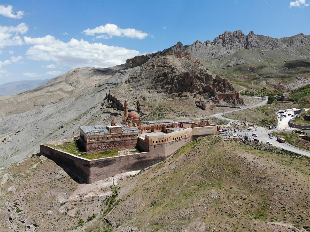 İshak Paşa Sarayı'nda İtalyan ressamların tabloları için sergi açıldı - Resim: 9