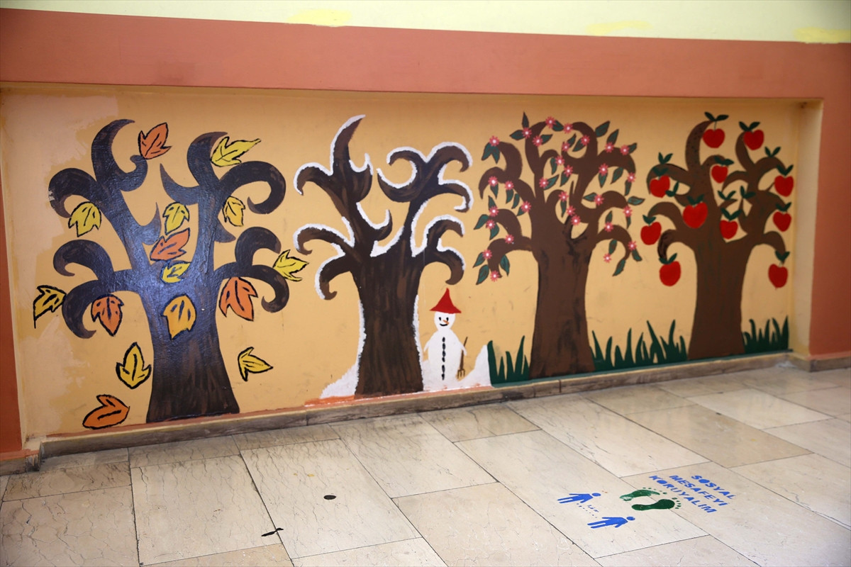 Elektrik ustası gönüllü olarak sınıf duvarlarını renklendiriyor - Resim: 20