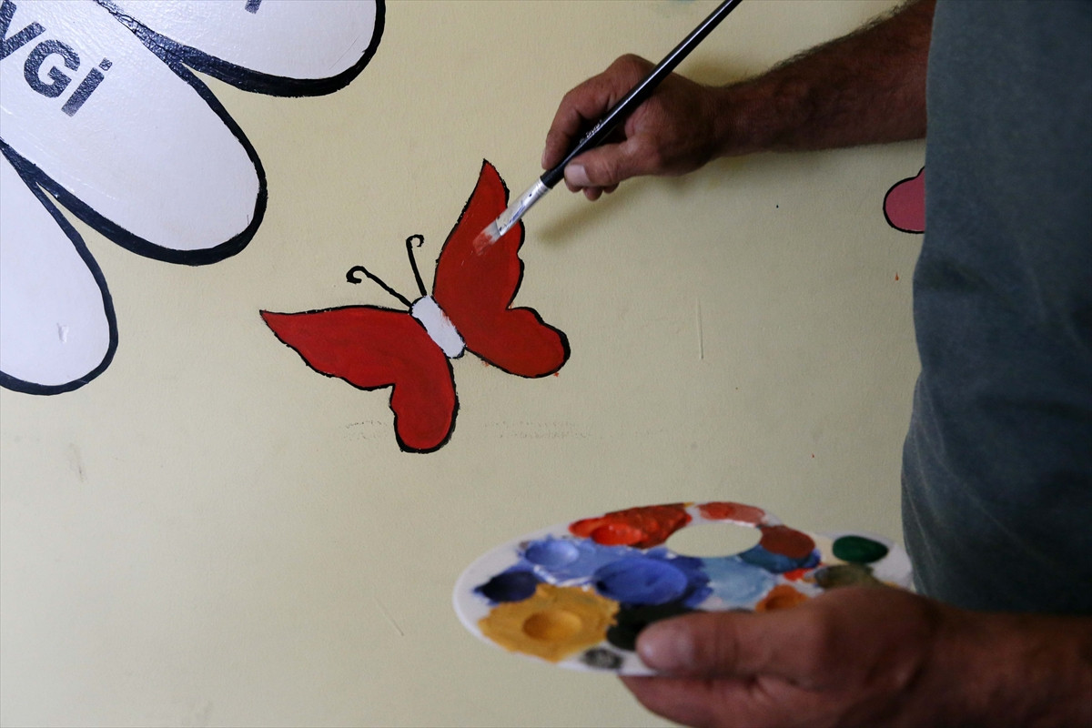Elektrik ustası gönüllü olarak sınıf duvarlarını renklendiriyor - Resim: 16